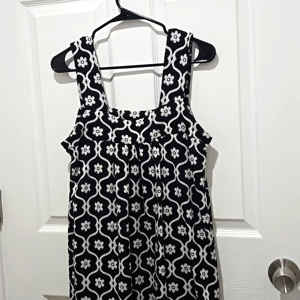 Vertigo Paris black and white sleeveless dress  size M